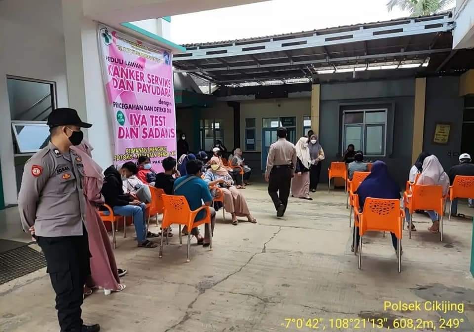 Berikan Rasa Aman, KSPKT Polsek Cikijing Beserta Anggota Pantau Pelaksanaan Vaksinasi