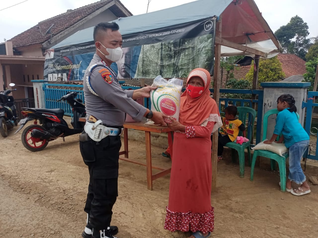 Polsek Lemmahsigih Kembali Salurkan Bansos Kepada Warga Terdampak Covid-19 