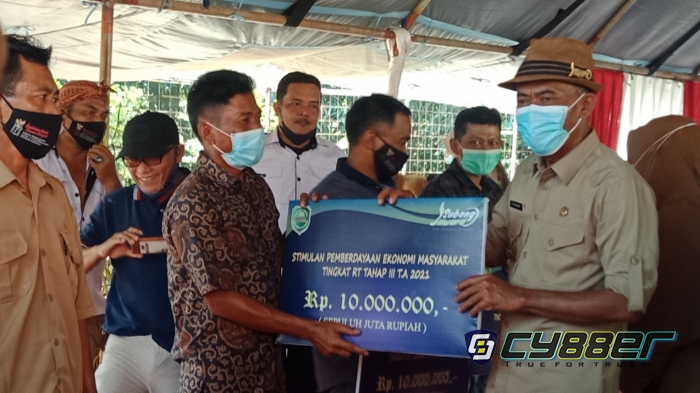 Bupati Subang Serahkan Dana Stimulan Pemberdayaan Ekonomi Masyarakat Tingkat RT Secara Simbolis