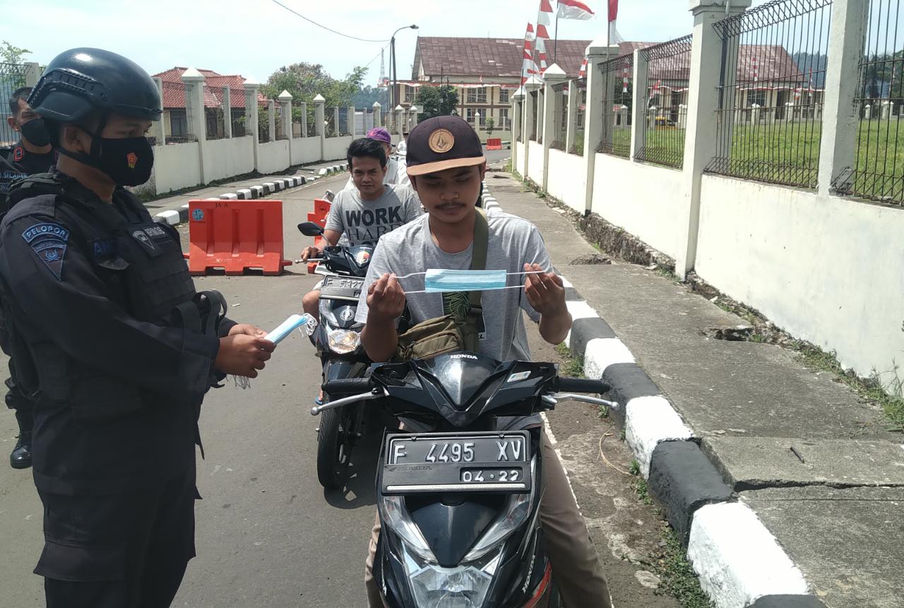 Sat Brimob Polda Jabar Bagikan Masker Gratis Kepada Warga Cipanas