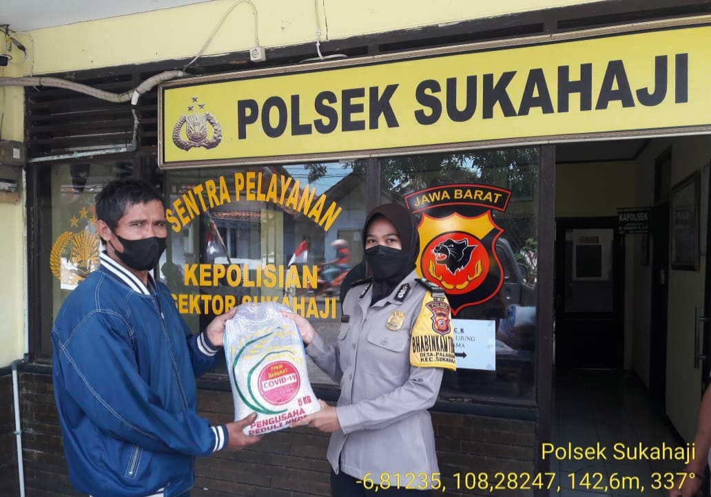 Bhabinkamtibmas Polsek Sukahaji Salurkan Bansos Kepada Sejumlah Ojeg Kamtibmas