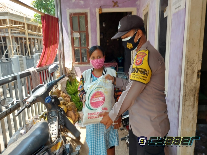 Polisi Bagikan Bansos 200 Paket Sembako Kepada Warga Desa Sarwodadi dan Desa Karangwuni