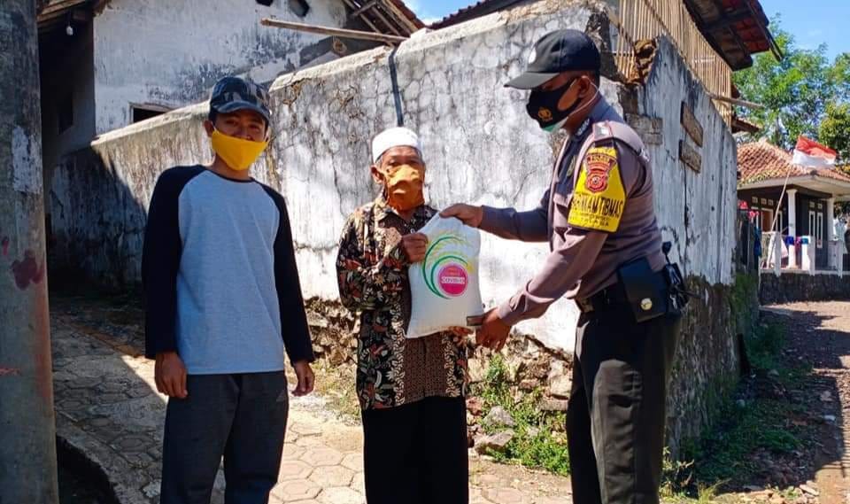 Polisi Salurkan Bantuan Sosial Kepada Terdampak Covid-19