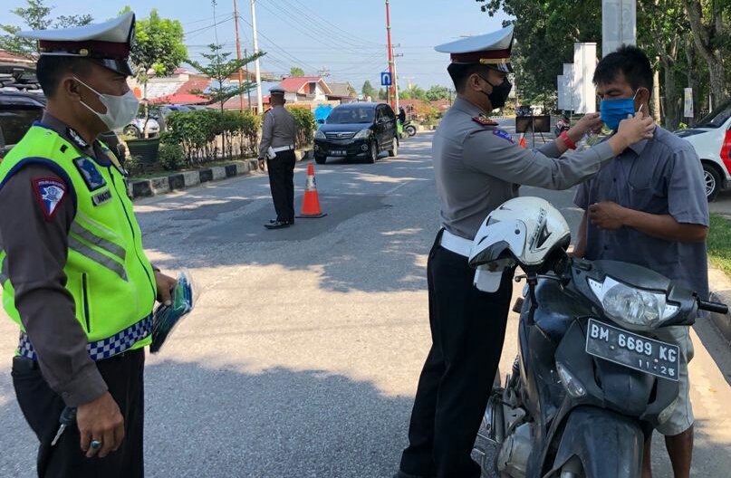 Polres Kuansing Bersama Personil Tertibkan Pengendara Kendaraan Bermotor yang Langgar Prokes