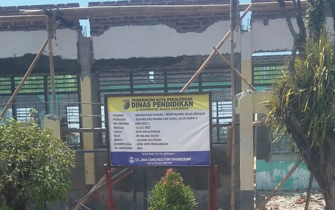 Proses Pembangunan Rehabilitasi Ruang Kelas Sekolah SMPN 9 Tetap Patuhi Prokes
