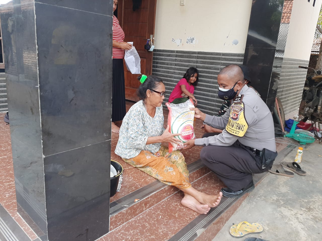 Polri Bagikan Bansos Pada Warga Desa Bojong Gebang dan Desa Tawangsari