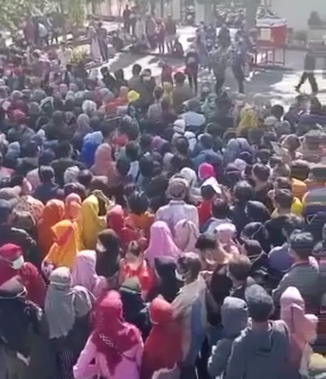 Viral, Masyarakat Abaikan Prokes Saat Vaksinasi di Alun-alun Lamongan