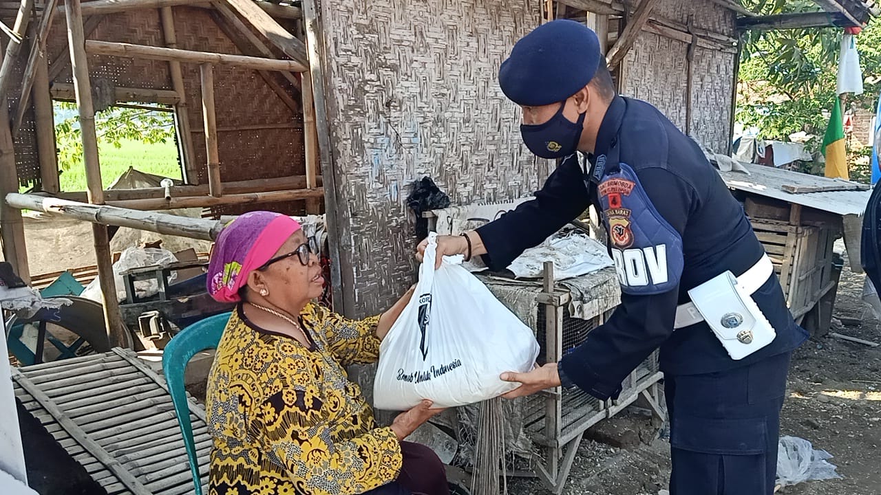 Berbagi Itu Indah, Sat Brimob Polda Jabar Bagikan Bansos  Sembako Kepada Warga Kurang Mampu Dimasa PPKM