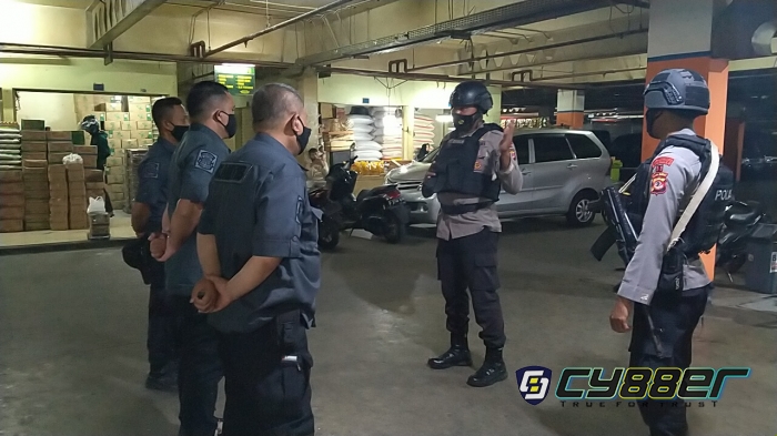Patroli Sat Brimob Polda Jabar Sambangi Kantor UPTD Pasar Cipanas