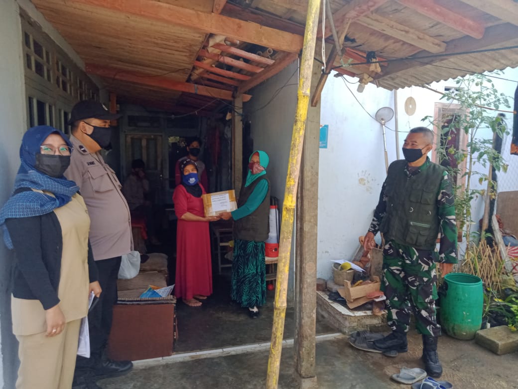 Polisi Lakukan Tracing Sekaligus Berbagi Bansos Pada Keluarga Pasien isoman