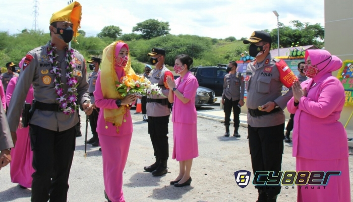 Tarian Mokambu Sambut Irjen Pol Rudy Sufahriadi di Polda Sulteng