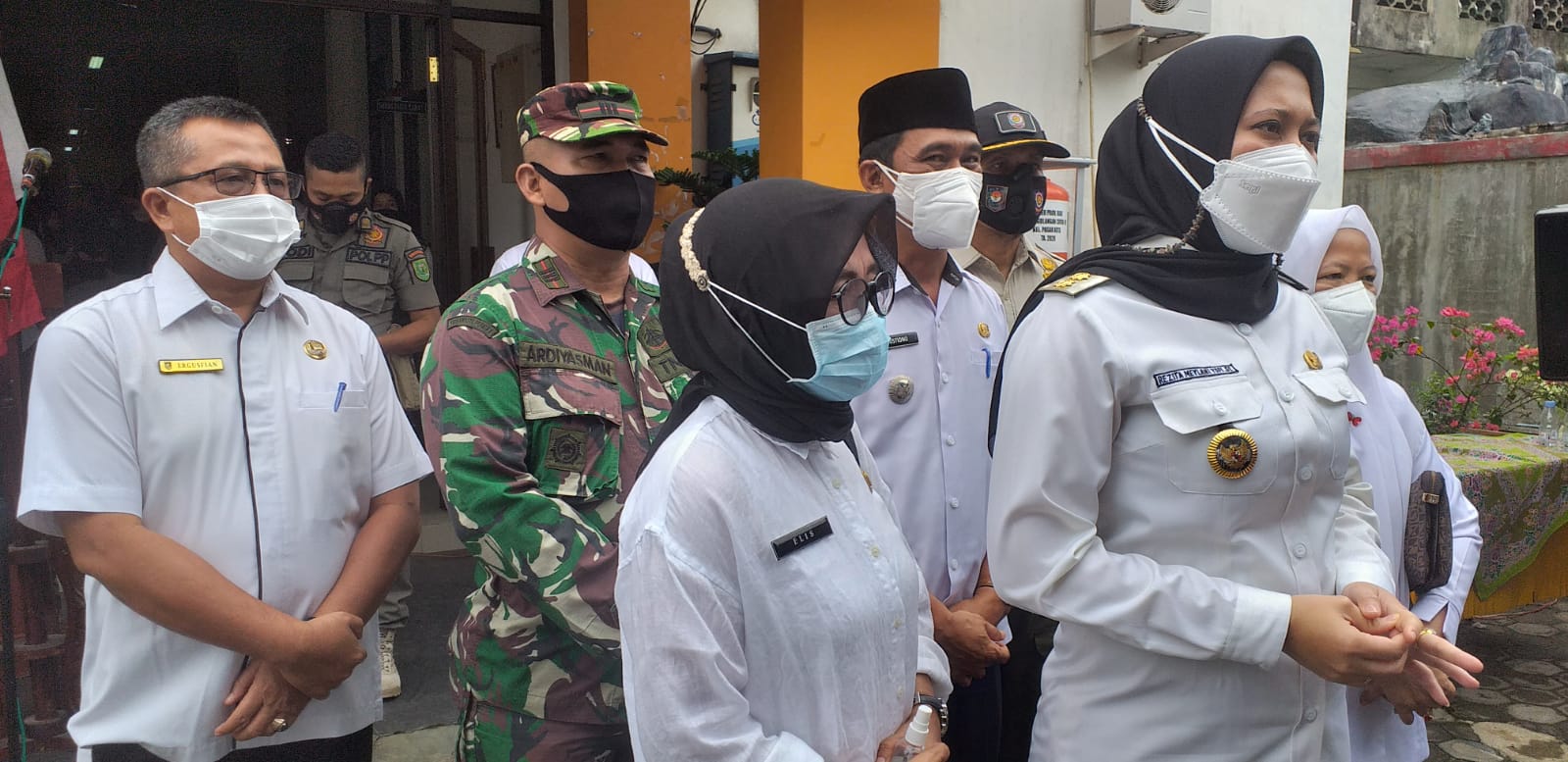 Hadiri Sunatan Massal, Bupati Inhu Rezita Meylani Yopi Juga Serahkan Bantuan Untuk Para Peserta