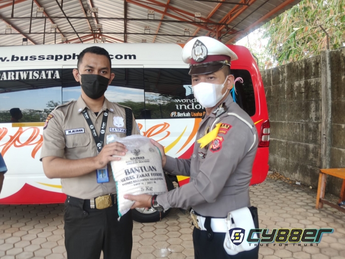 Polisi Tebar Bansos Puluhan  Paket Sembako Untuk Warga Terdampak PPKM Darurat