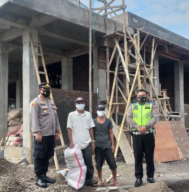 Polres Serang kota Membagikan Sembako Melalui Polsek Pabuaran
