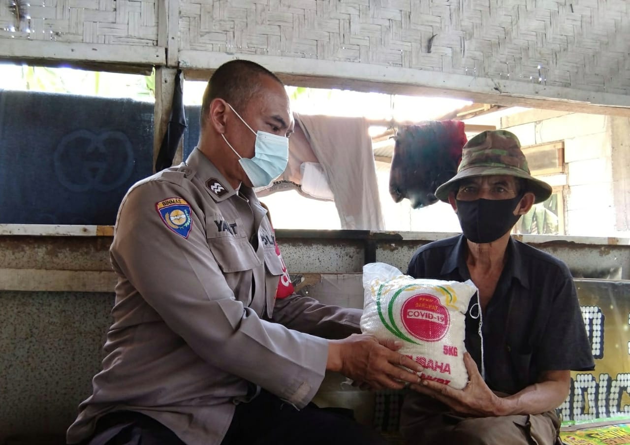 Door To Door  Polisi Salurkan Bansos Kepada Warga Ditengah PPKM