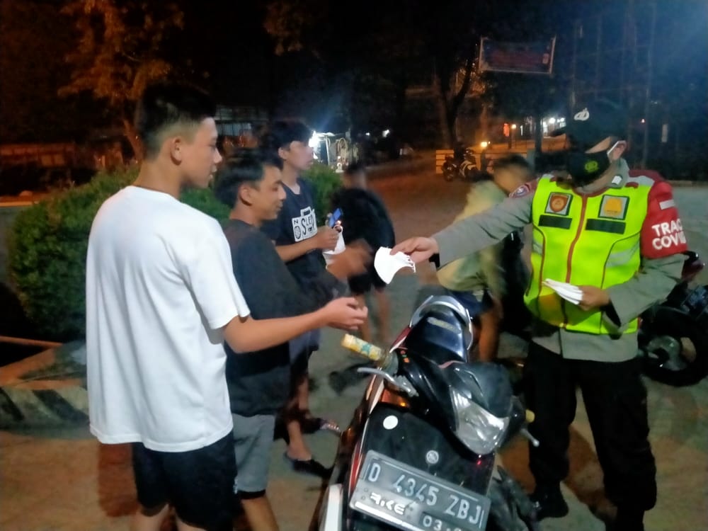 Laksanakan Patroli Malam Hingga Dini Hari, Polri Bagikan Masker serta Himbau Prokes Ditengah PPKM Darurat