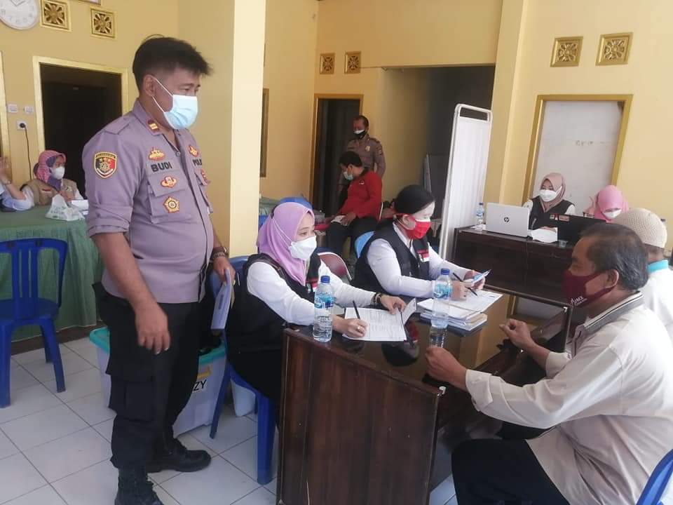 Kapolsek Kasokandel Pantau Langsung Pelaksanaan Vaksinasi Covid -19 di Desa Jatisawit