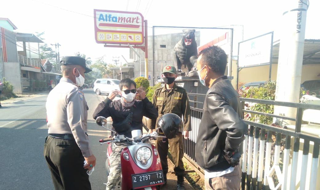 Petugas Gabungan Gelar Ops Yustisi dan Bagikan Masker