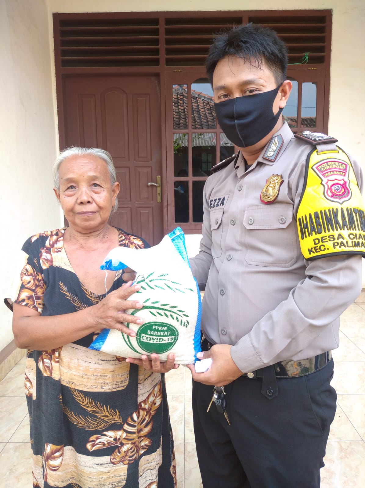 Polri  Salurkan Bansos 400 Paket Sembako Kepada Warga Slum Area Desa Rawagatel Dan Desa Ciawi