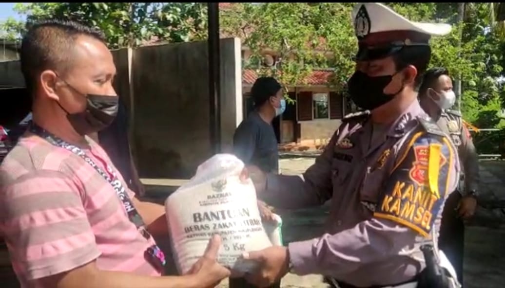 Sat Lantas Polres Majalengka Polda Jabar  Salurkan Bansos Kepada Warga Terdampak PPKM
