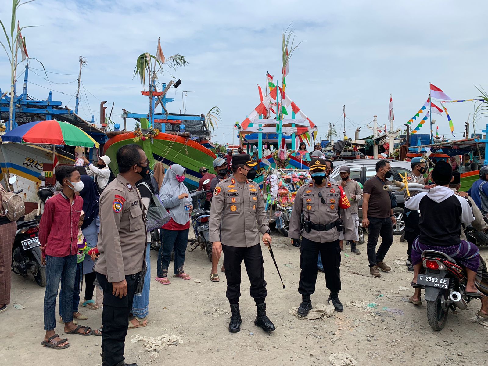 Kapolres Tegal Kota Pimpin Langsung Pengamanan Tradisi Pelarungan Ancak Sedekah Laut Nelayan 