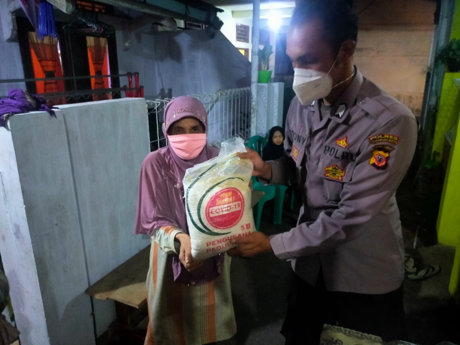 Polisi Salurkan Bansos Paket Sembako Kepada Masyarakat Terdampak PPKM