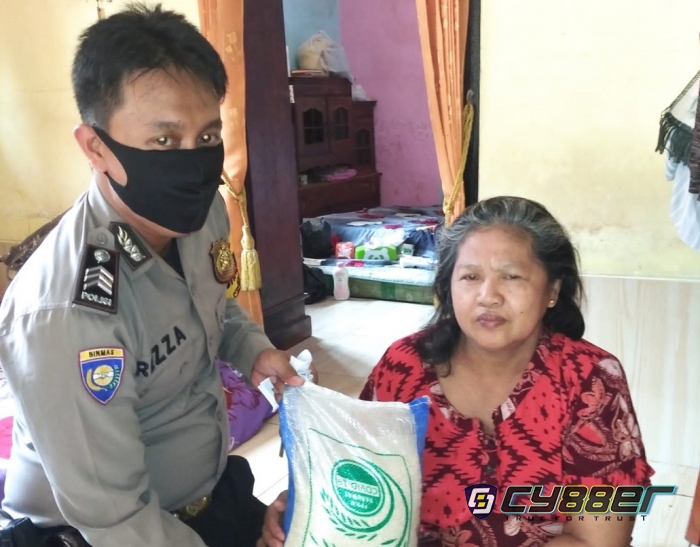 Polri Salurkan 400 Paket Sembako pada Warga Slum Area Desa Tegalgubug Lor dan Desa Pesanggrahan
