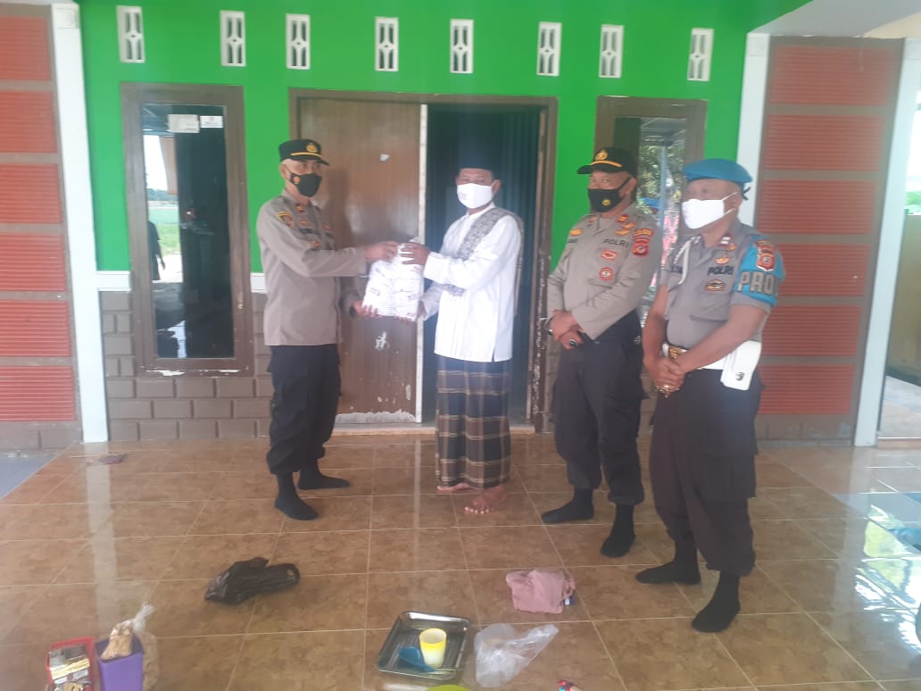 Silaturahmi di Ponpes Roudhotul Mubtadiin, Polisi Berikan 500 Masker Peduli Ditengah PPKM