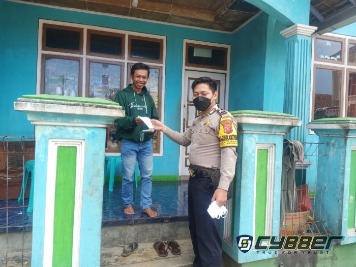Dimasa PPKM, Polisi Himbau Prokes dan Bagikan Masker