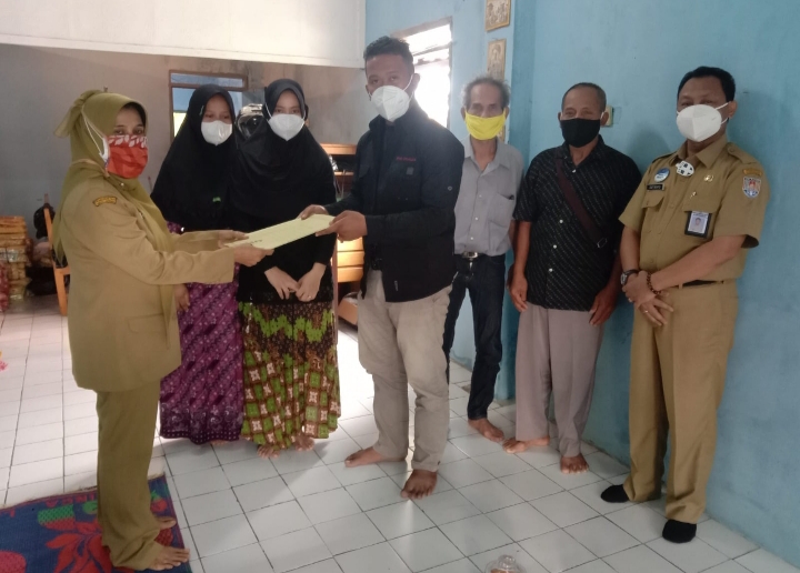 Disnakerin Kabupaten Cilacap Kunjungi dan Serahkan Bantuan Kepada Keluarga Almarhum Yulia Silvi