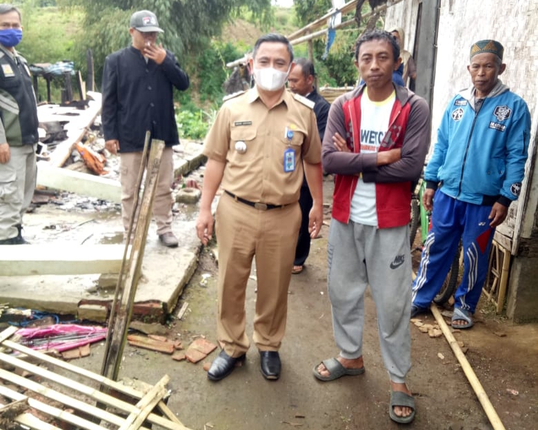 Dua Rumah Warga Cikancung Cikajang Hangus Dilalap Dijago Merah