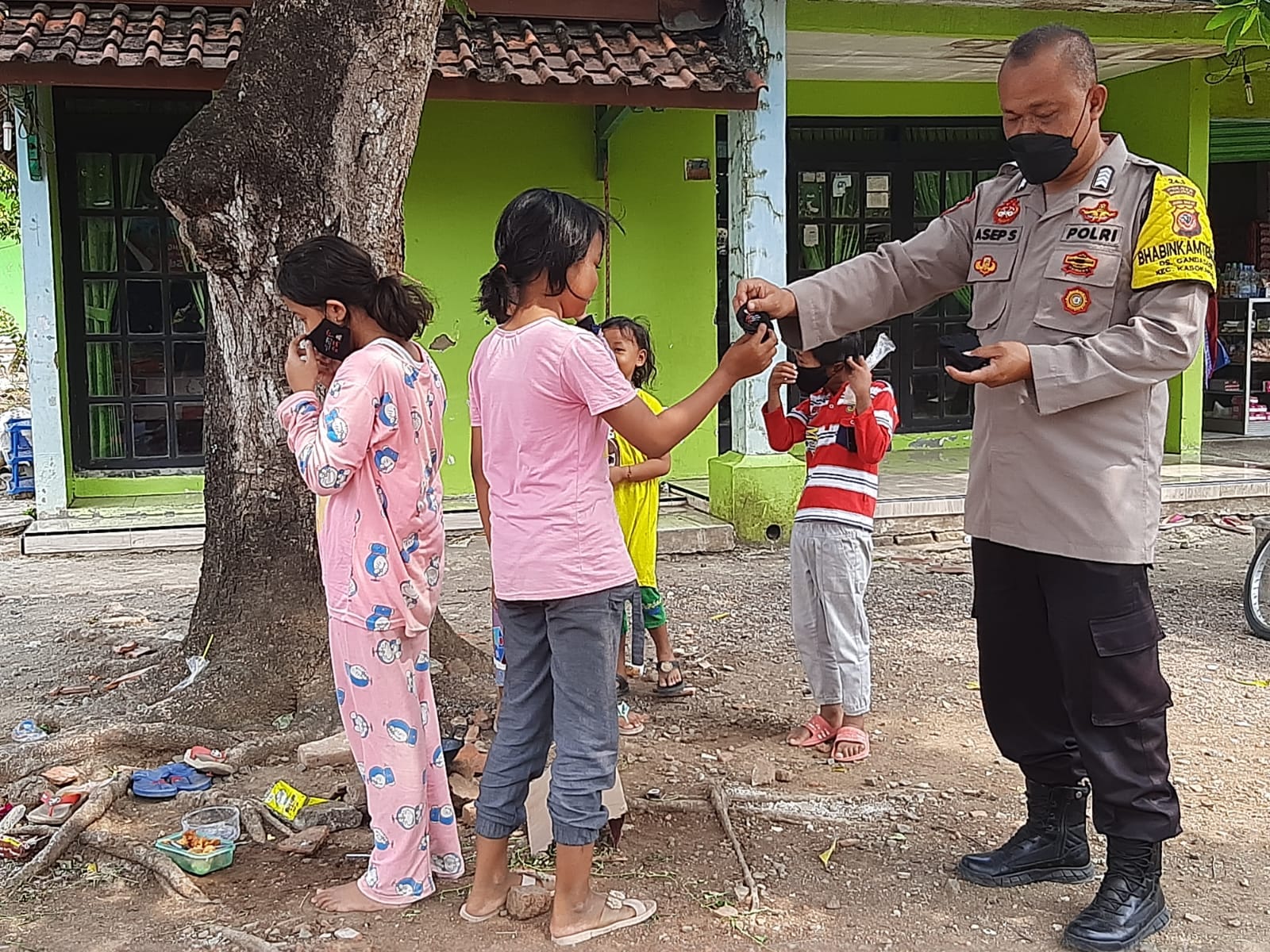 Polisi Bagikan Masker dan Himbau Anak - Anak Untuk Patuhi Prokes Dimasa PPKM
