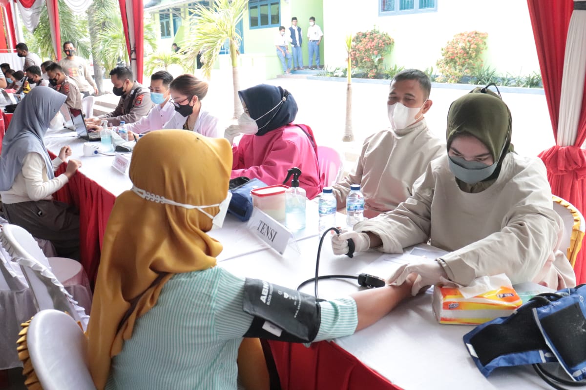 Polres Lamsel Sediakan 1000 Dosis untuk Para Santri dan Warga Desa Karang Anyar