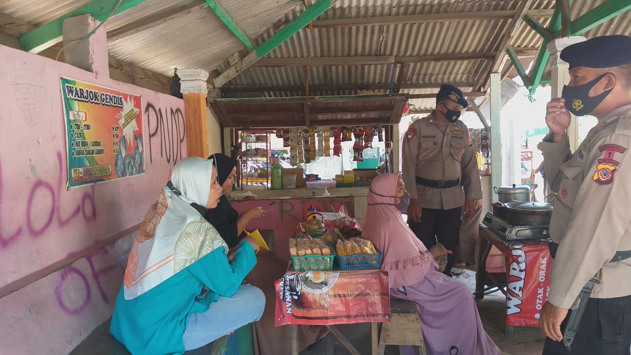 Sat Brimob Polda Jabar Himbau Prokes dan Bagikan Masker