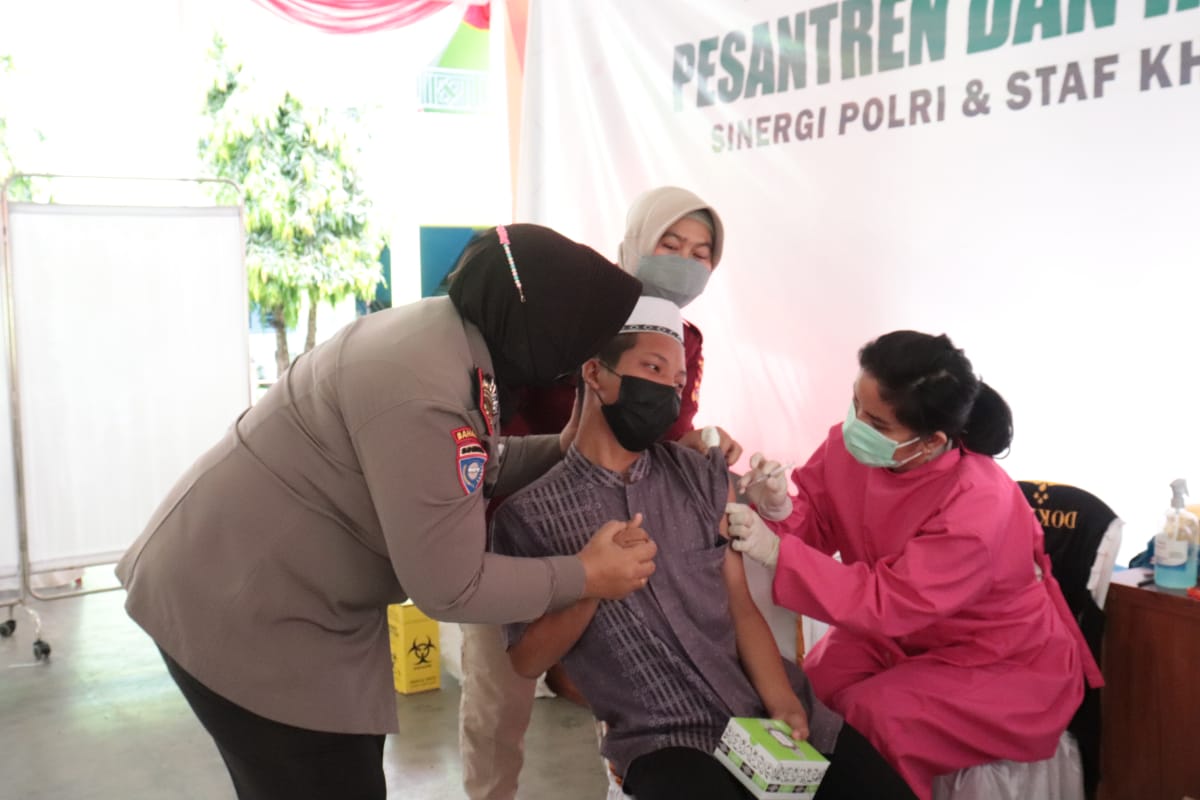 Hari Kedua, Tim Medis Polres Lamsel Layani Vaksinasi Khusus Santri dan Pengasuh Ponpes Annida