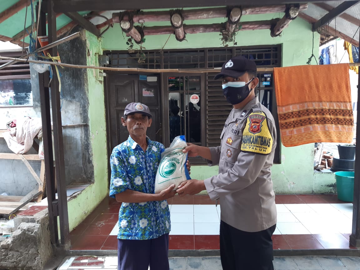 Polisi Berikan Bansos 400 Paket Sembako Kepada Warga Slum Area Desa Kertasari dan Desa Kecomberan