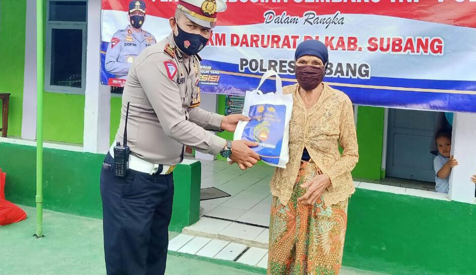 Polisi Kerahkan Bhabinkamtibmas Bagi - Bagi Bansos Sembako Ke Rumah Warga
