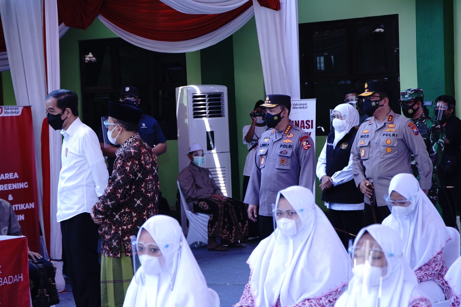 Presiden dan Kapolri Tinjau Vaksinasi Merdeka di Ponpes dan Tempat Ibadah Se-Indonesia
