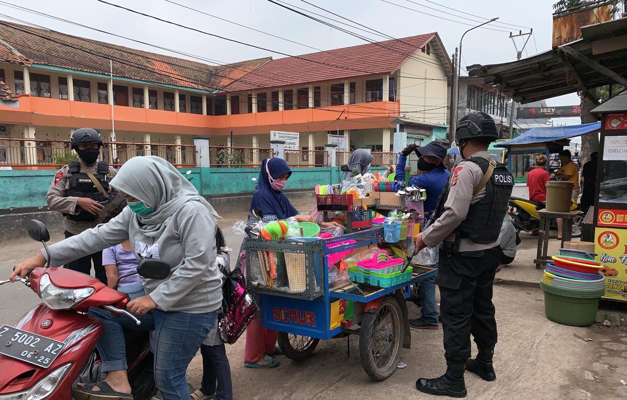 Sat Brimob Polda Jabar Ingatkan Prokes dan Berikan Masker Kepada Pedagang