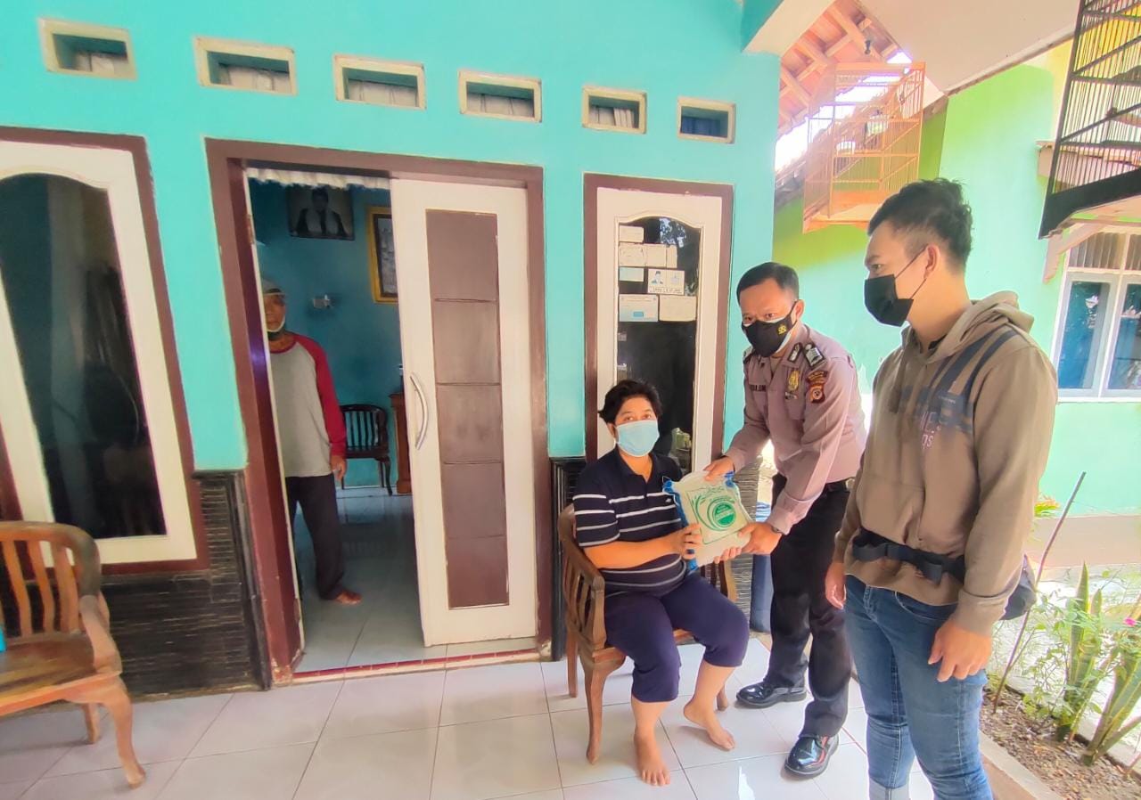 Polisi Berikan Bansos 400 Paket Sembako Kepada Warga Slum Area Desa Wilulang dan Desa Pabedilan Kulon 