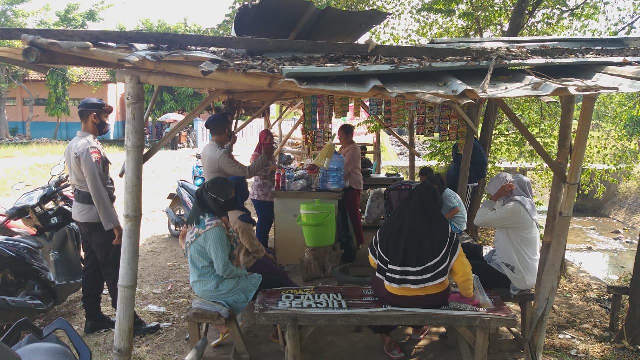 Sat Brimob Polda Jabar Ajak Warga Plumbon Terapkan Prokes Serta Bagi - Bagi Masker