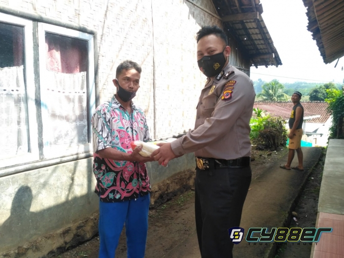 Di Massa PPKM Level 2, Polisi dan TNI di Sukabumi Kembali Salurkan Sembako untuk Warga Terdampak Covid 19 