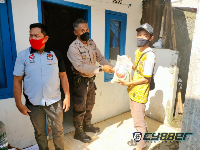 Ditengah PPKM, Polisi di Sukabumi Kota Salurkan Beras Kepada Warga 