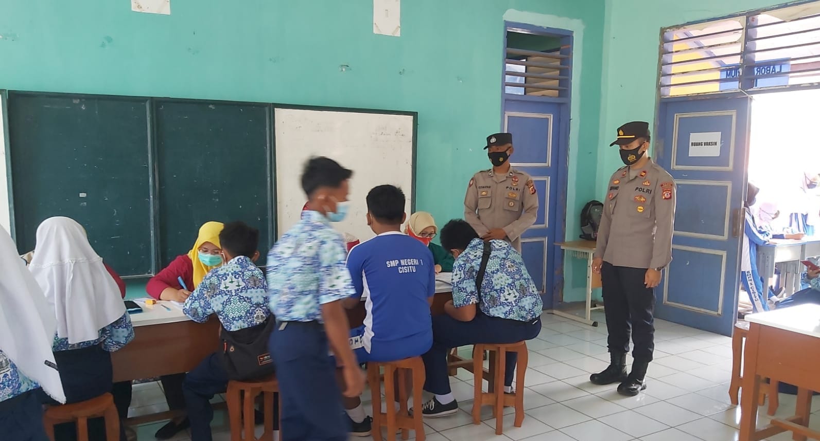 Kapolsek Cisitu Monitoring Vaksinasi Covid-19 di SMPN 1 Cisitu