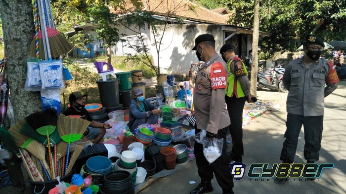 Polisi Bagikan Ratusan Masker Kepada Warga di Pasar Tumpah Kp. Cibiuk 
