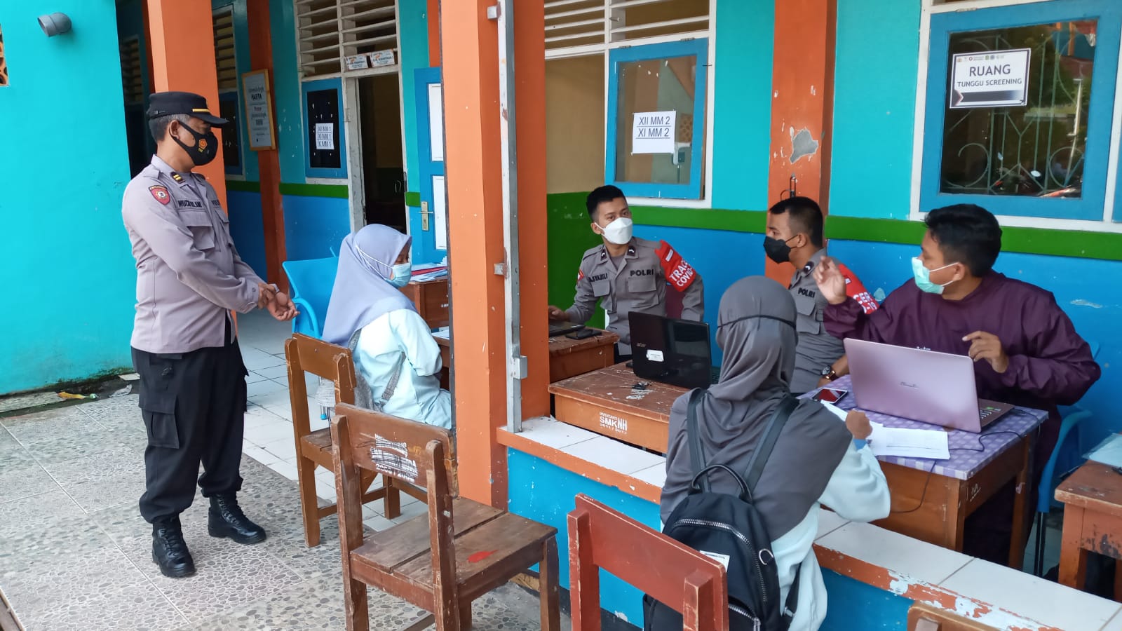 Polsek Baros Vaksinasi Pelajar dan Santri di SMK Nurul Huda