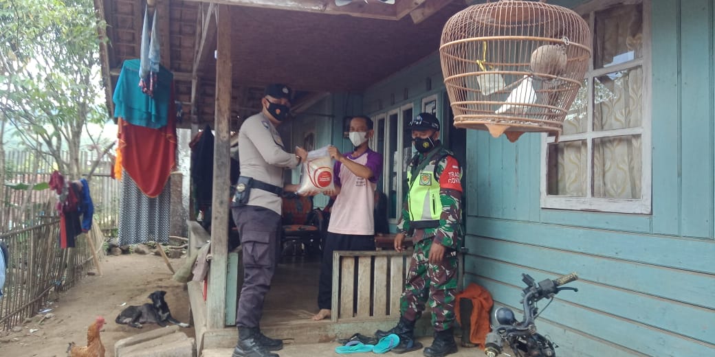 Polisi Salurkan Bantuan Beras Pada Masyarakat Terdampak Covid-19