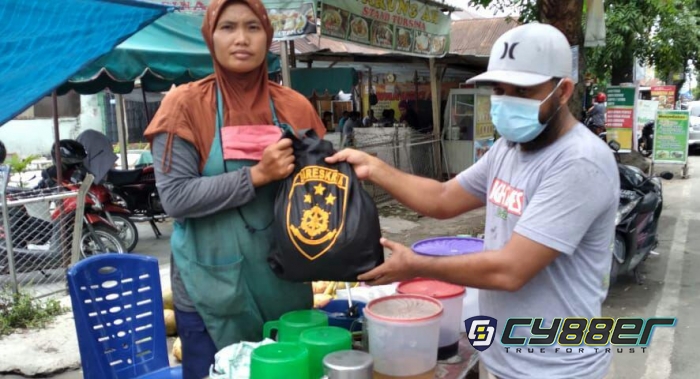 Ratusan PKL Jalan STM Medan Dapat Bantuan Sembako dari Kabareskrim Polri