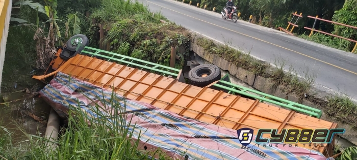 Lawan Arah, Sebuah Truk Fuso Terjun Indah ke Sungai Balai Raja