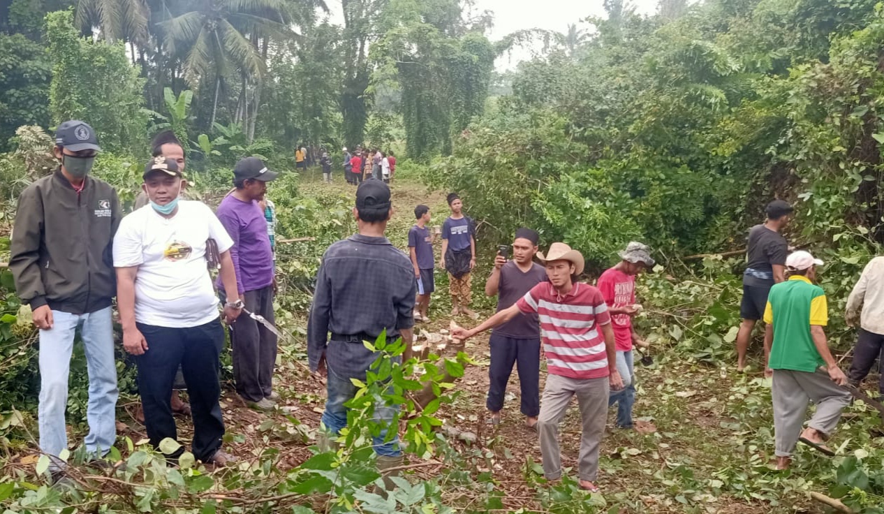 Kades Kemiri Gotong Royong Bersama Warga Bersihkan Rumput TPU